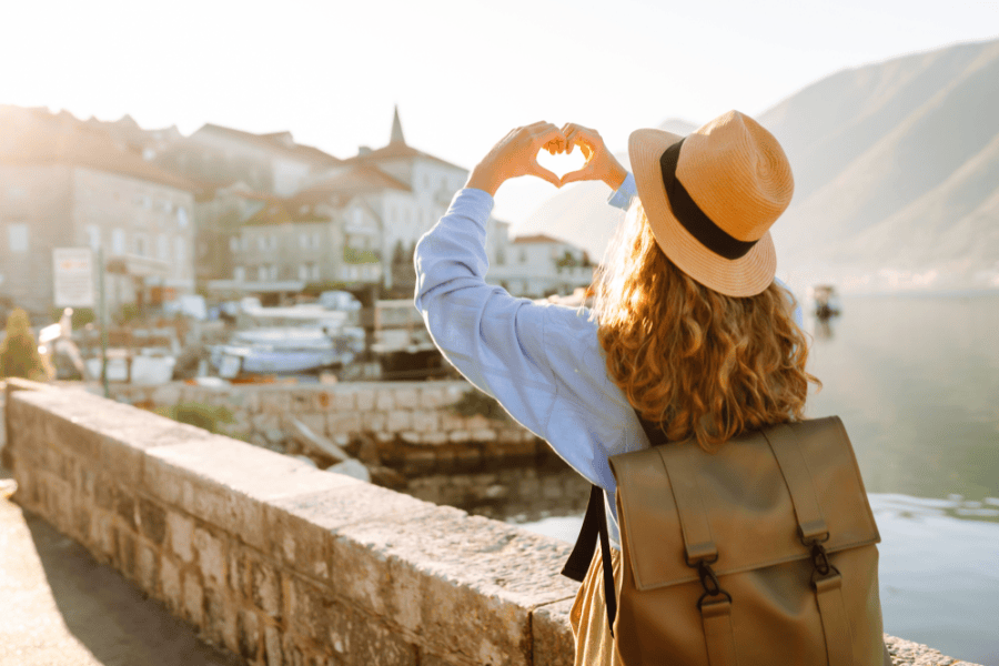 Rapariga a desfurtar da sua viagem