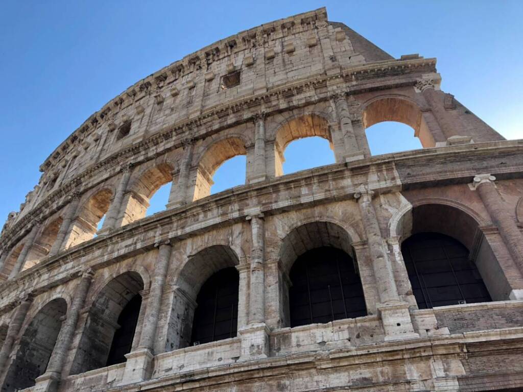 Uma das 7 maravilhas do mundo é o coliseu em Roma