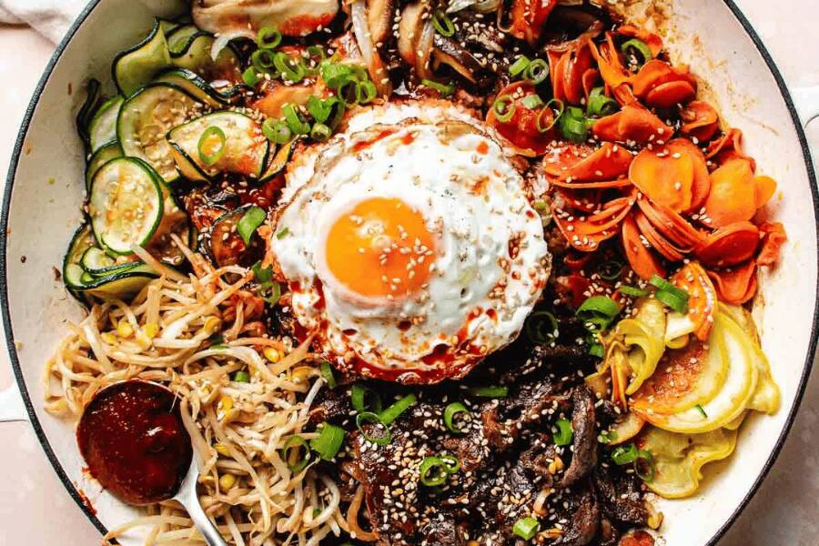 Prato típico na Coreia do Sul Bibimbap com bulgogi