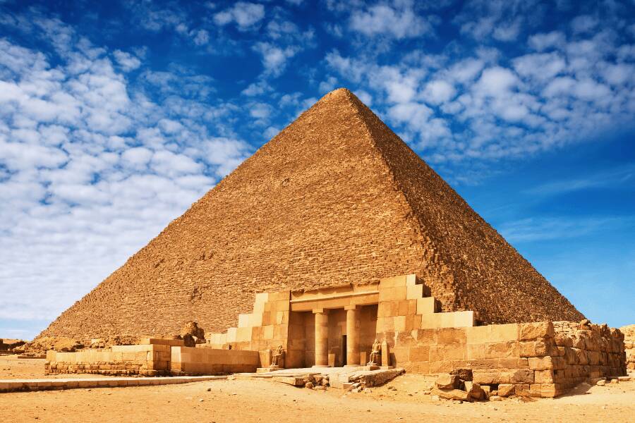A majestosa Pirâmide de Quéops no complexo de Gizé, Egipto