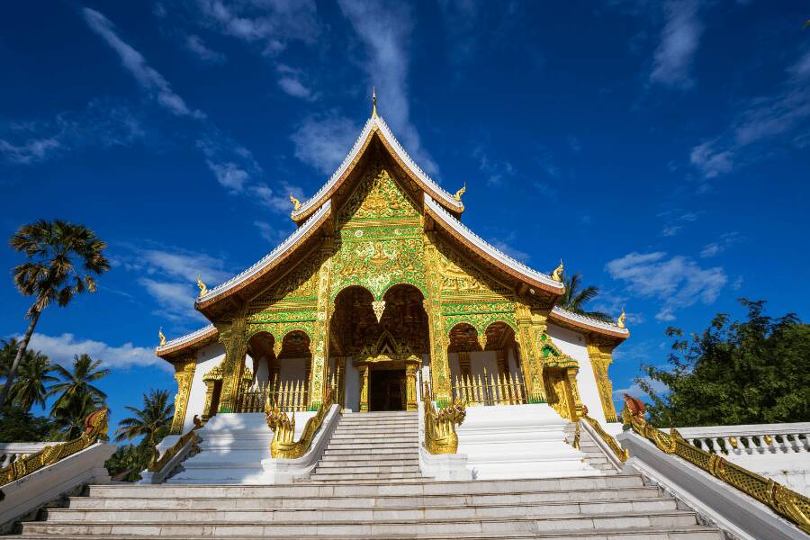 Fachada do templo budista Wat Xieng Thong em Luang Prabang, Laos.