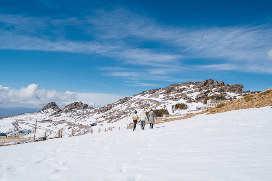 Amigos na estância de esqui