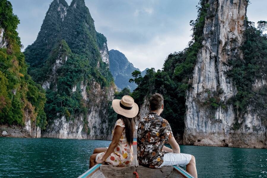 Casal a visitar o Parque Nacional de Khao Sok, Tailândia