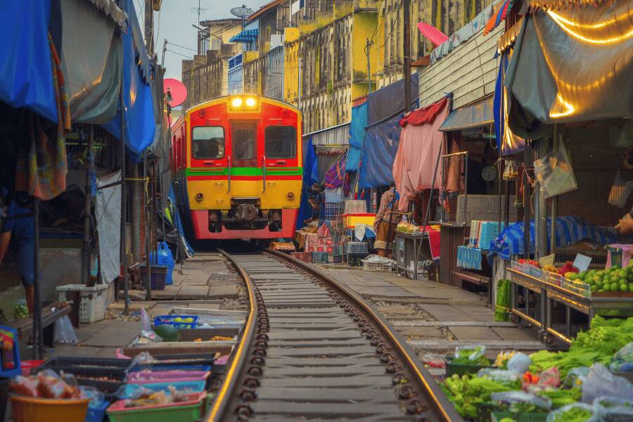 Comboio a passar pelo Mae Klong Market, Bangkok