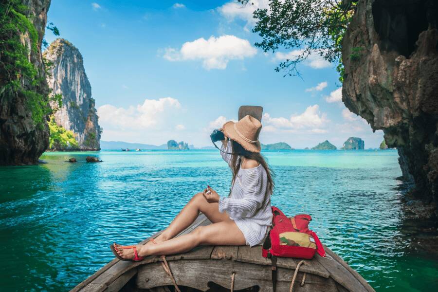 Viajante num barco na zona de Phuket, Tailândia