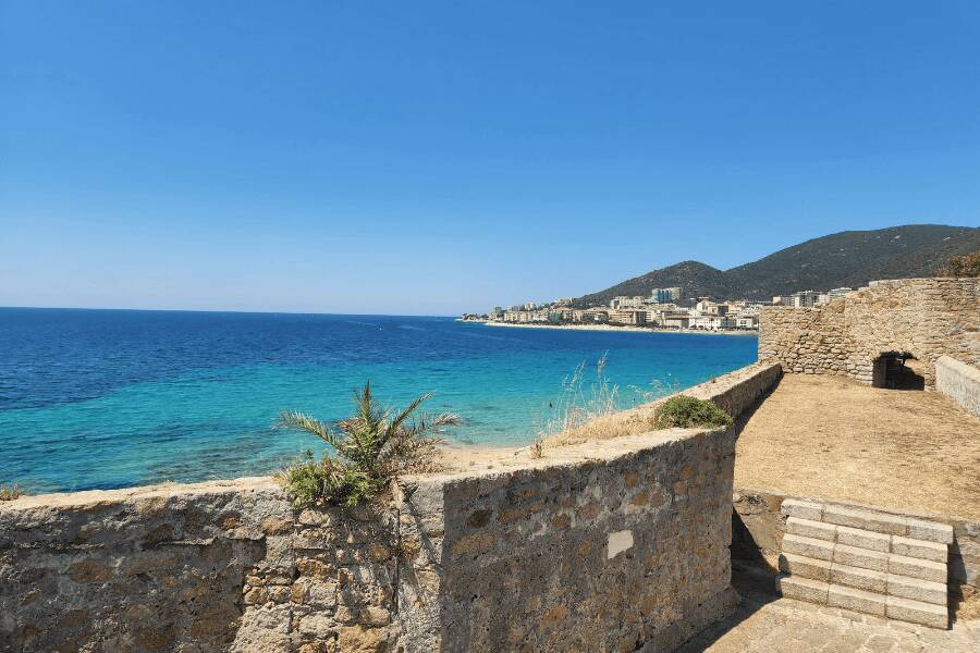 Vista da praia da ilha de Córcega