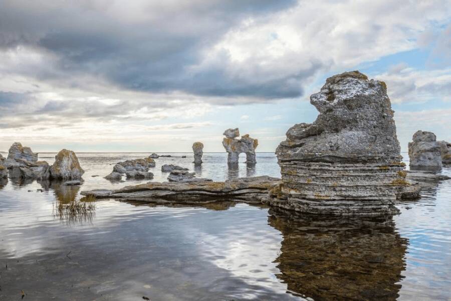 Formações rochosas Raukars na costa da Ilha de Gotland, Suécia