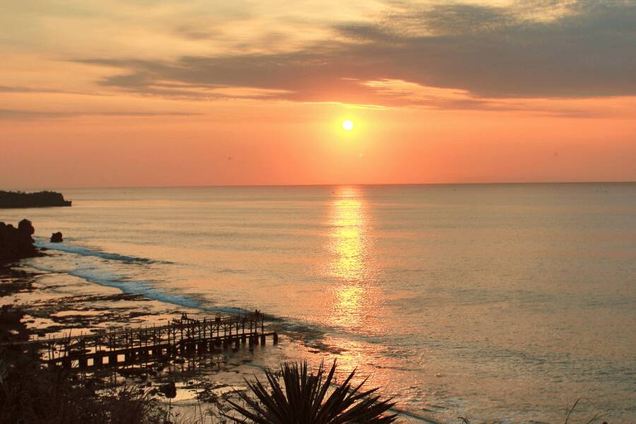 Pôr-do-sol na praia do Jimbaran, em Bali