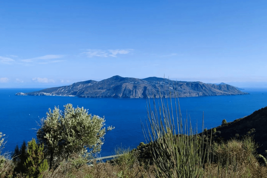 Vista panorâmica do Monte Fossa delle Felci sobre o Mar Tirreno, na Ilha de Salina.