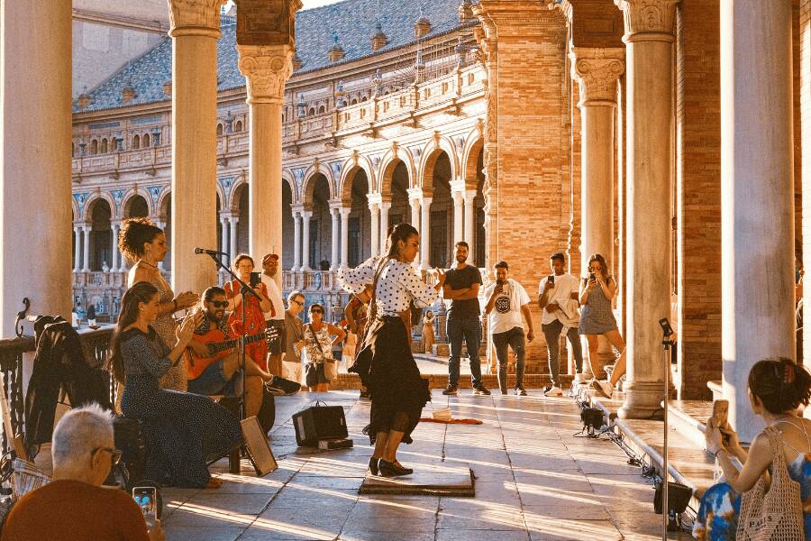 Bailarina a dançar sevilhanas em Sevilha, Espanha
