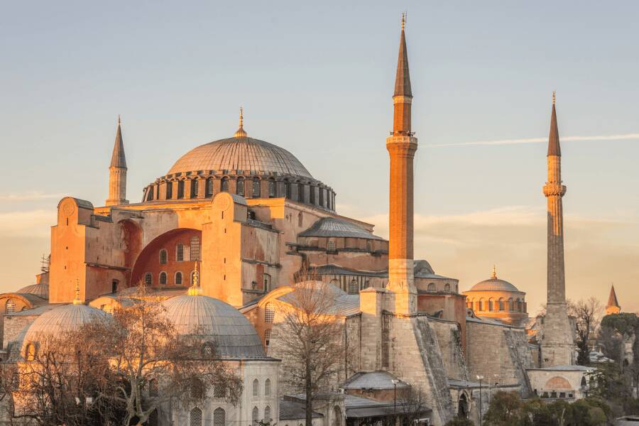 Hagia Sophia ao fim da tarde, um dos monumentos mais emblemáticos do centro histórico de Istambul.