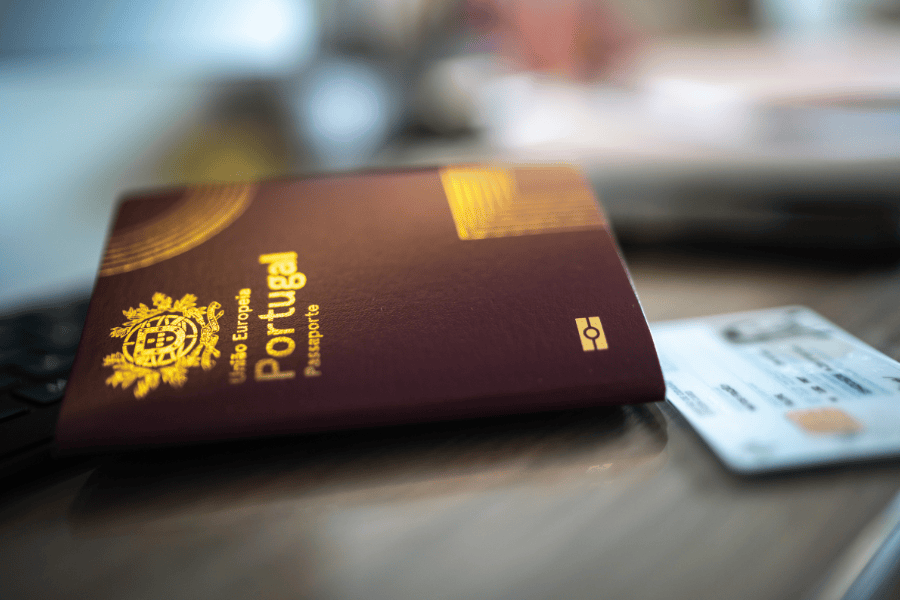Leve sempre o passaporte ou Cartão de Cidadão juntamente com o seu cartão de saúde e a apólice do seguro de viagem.