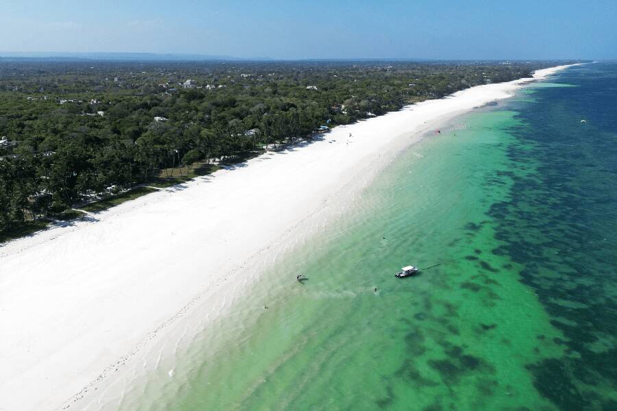 Vista aerea da praia de Diani Beach com areia branca e agua turquesa no Queniaa