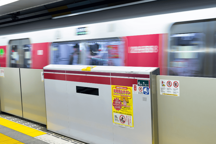 O sistema de transportes públicas no Japão é altamente eficiente, sendo essencial adquirir um cartão IC à chegada para facilitações diárias.