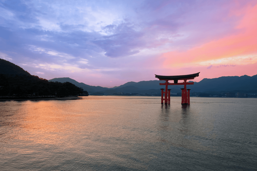 Pernoitar na ilha sagrada de Miyajima permite contemplar o famoso portal torii flutuante longe das multidões do dia.