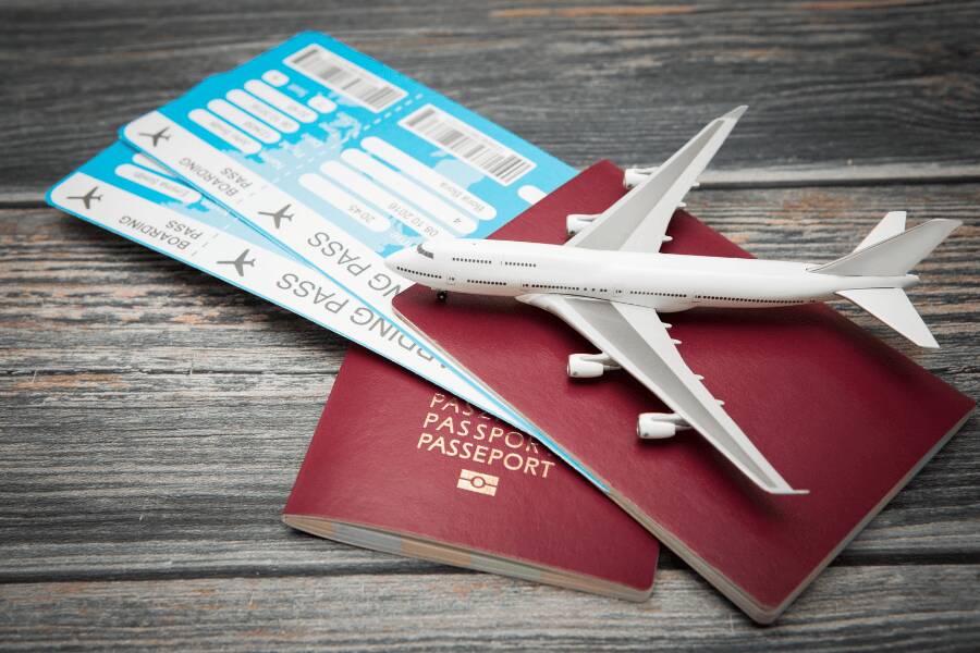 Passaporte e bilhetes de avião prontos para a viagem para Cabo Verde