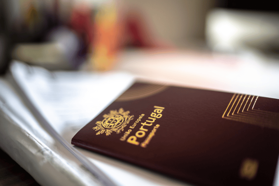 O passaporte português deve ter validade durante toda a estadia prevista no país.