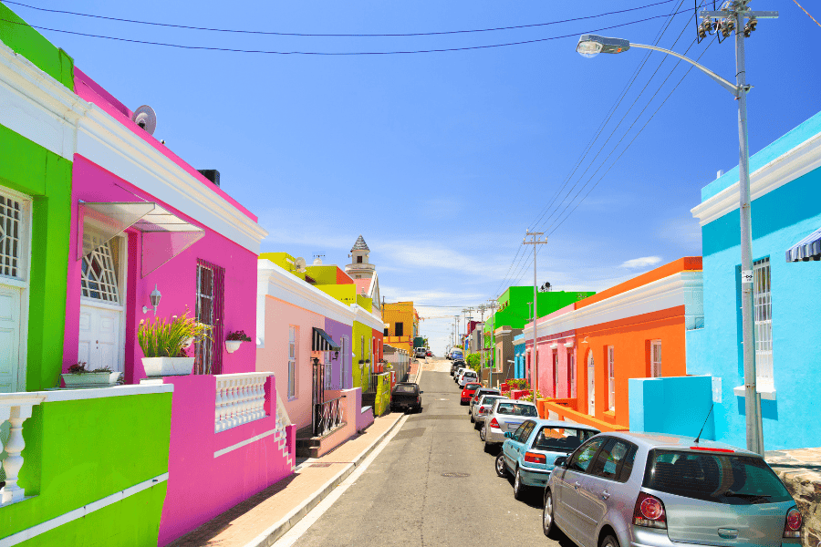 Rua com arquitetura tradicional e fachadas coloridas na cidade de Mindelo