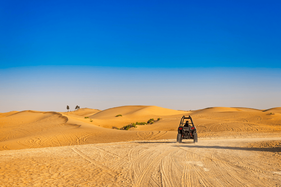 veículo offroad a percorrer as dunas de areia na ilha da Boa Vista