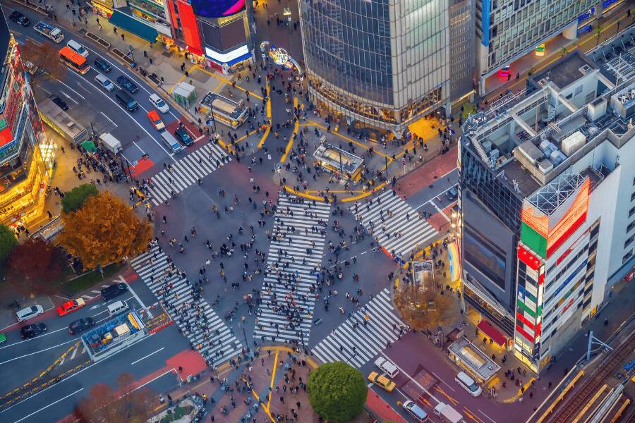 O cruzamento de Shibuya representa a escala impressionante e o ritmo dinâmico da capital japonesa.