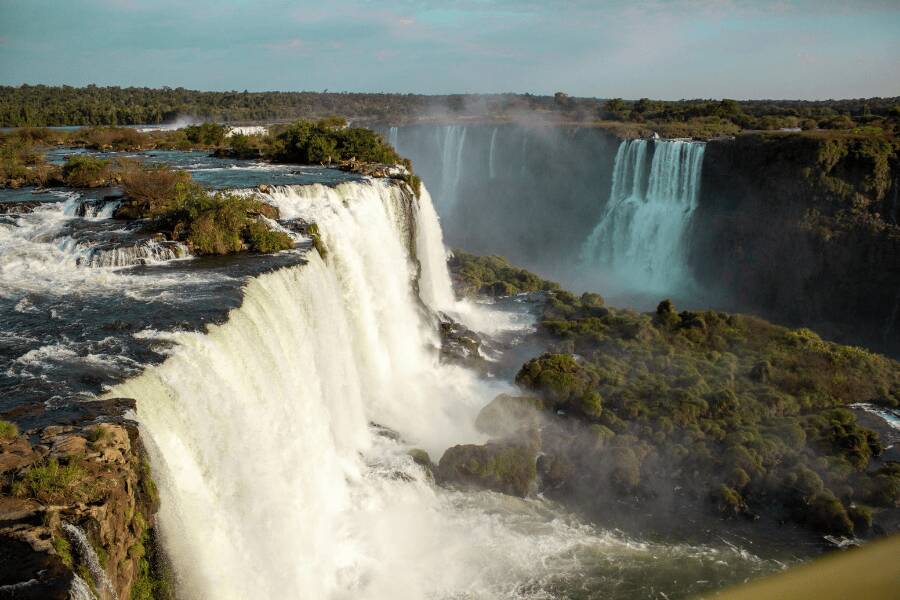 As Cataratas do Iguaçu são uma das atrações naturais mais visitadas por turistas internacionais.