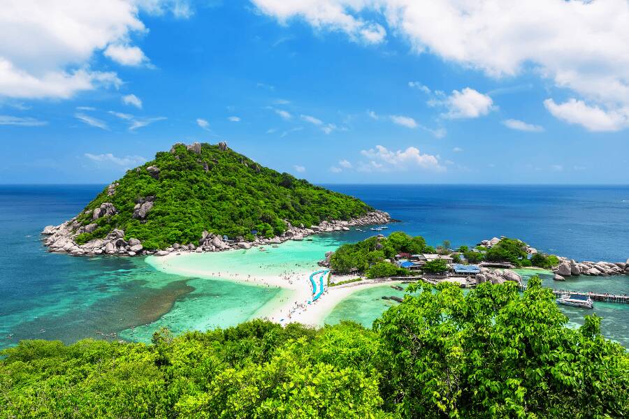 Vista panorâmica da língua de areia branca nas ilhas de Koh Nang Yuan, junto a Koh Tao, Tailândia