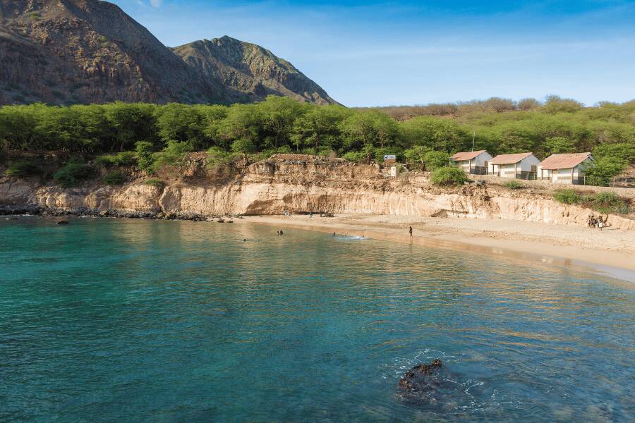 Baía abrigada e águas serenas da Praia do Tarrafal em Santiago.