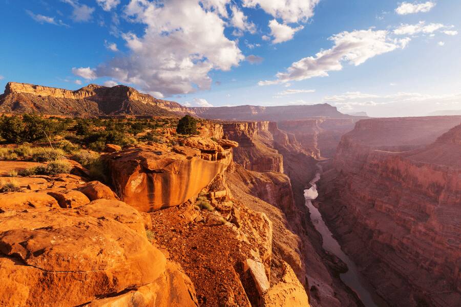 Vista panorâmica do Grand Canyon no Arizona durante um roteiro pelos parques nacionais dos EUA.