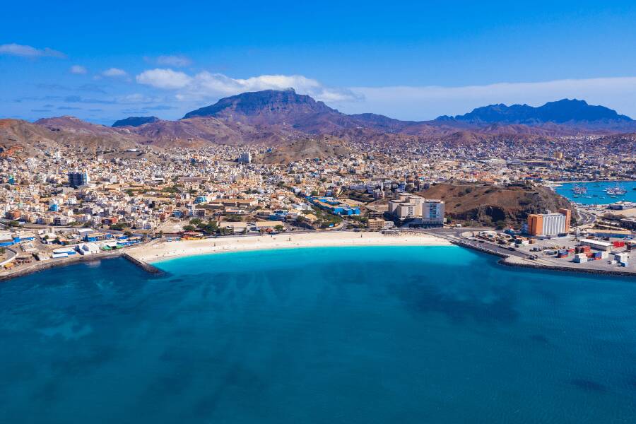 Vista panorâmica da Praia da Laginha e da cidade de Mindelo, em São Vicente.